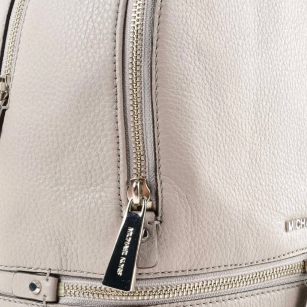 MICHAEL KORS RHEA PEARL GREY LEATHER BACKPACK SM - Picture 4 of 6
